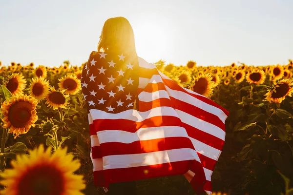 Lipca Miła Dziewczyna Amerykańską Flagą Polu Słonecznym Wolność Słońce Zachodzi — Zdjęcie stockowe