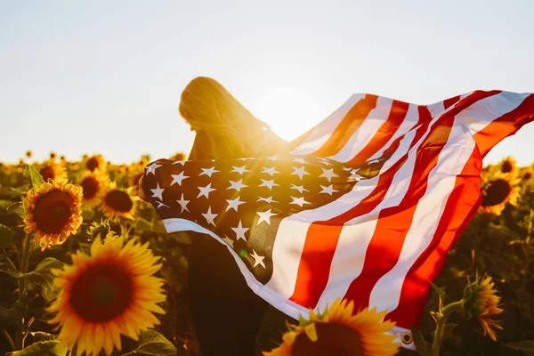 Juli Nettes Mädchen Mit Der Amerikanischen Flagge Einem Sonnenblumenfeld Sonnenuntergang — Stockfoto