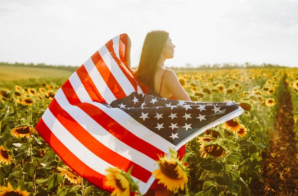 Lipca Niesamowita Dziewczyna Kapeluszu Amerykańską Flagą Polu Słonecznika Dzień Wolności — Zdjęcie stockowe