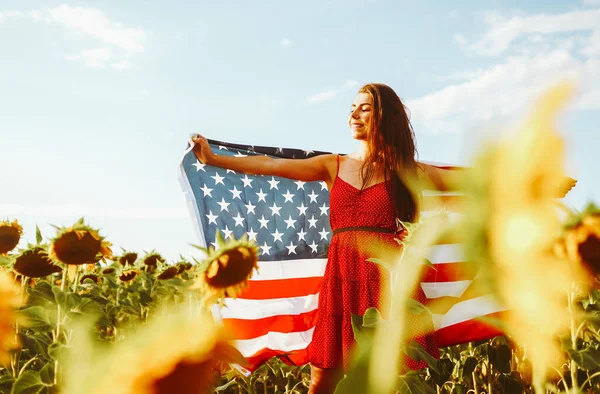 Luglio Incredibile Ragazza Cappello Con Bandiera Americana Campo Girasole Giornata — Foto Stock