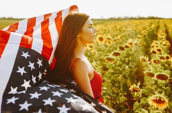 Julio Increíble Chica Sombrero Con Bandera Americana Campo Girasol Día —  Fotos de Stock