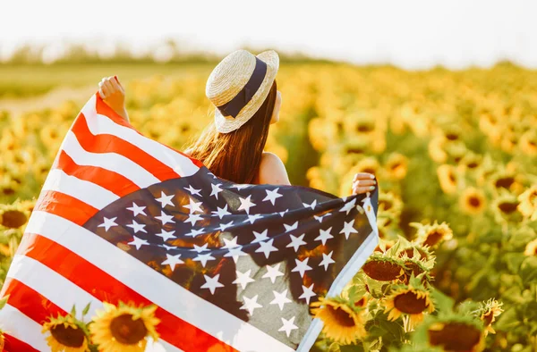 Июля Удивительная Девушка Шляпе Американским Флагом Подсолнечнике День Свободы Закат — стоковое фото