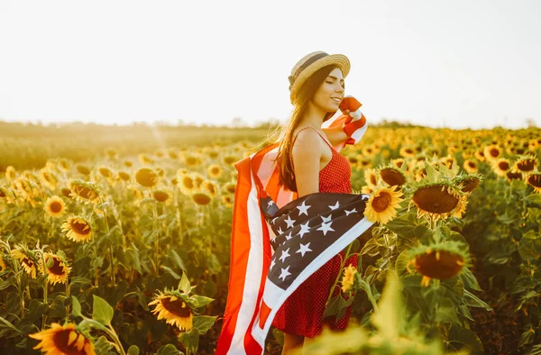 Julio Increíble Chica Sombrero Con Bandera Americana Campo Girasol Día — Foto de Stock