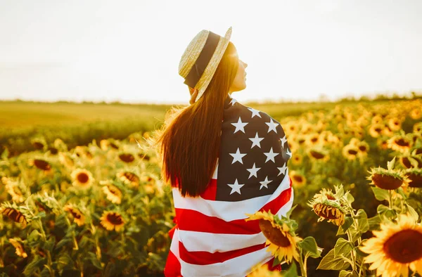 Июля Удивительная Девушка Шляпе Американским Флагом Подсолнечнике День Свободы Закат — стоковое фото