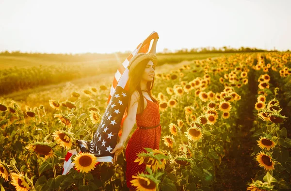 Липня Дивовижна Дівчина Капелюсі Американським Прапором Сонячному Полі День Свободи — стокове фото