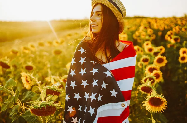 Lipca Niesamowita Dziewczyna Kapeluszu Amerykańską Flagą Polu Słonecznika Dzień Wolności — Zdjęcie stockowe