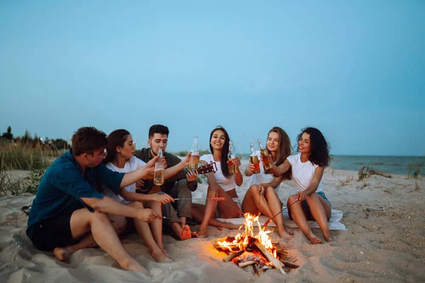 Vrienden Bij Een Kampvuur Het Strand Juichen Drinken Nachts Bier — Stockfoto