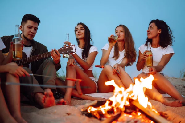 Vrienden Bij Een Kampvuur Het Strand Juichen Drinken Nachts Bier — Stockfoto