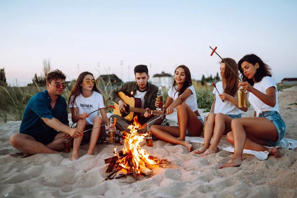 Groep Jonge Vrienden Die Het Strand Zitten Worstjes Bakken Eén — Stockfoto