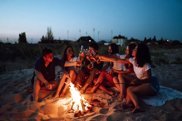 Група Друзів Біля Багаття Пляжі Підбадьорює Пиво Вночі Літні Канікули — стокове фото