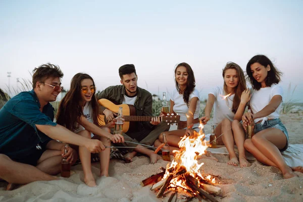 Група Молодих Друзів Які Сидять Пляжі Смажать Сосиски Один Чоловік — стокове фото
