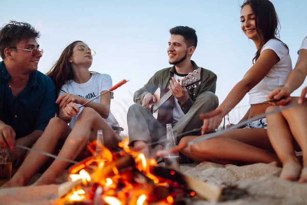 Gruppo Giovani Amici Seduti Sulla Spiaggia Friggere Salsicce Uomo Sta — Foto Stock
