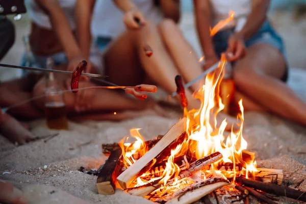 Fried Sausages Bonfire Group Young Friends Sitting Beach Fry Sausages — Stock Photo, Image