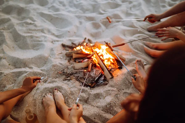 Salsicce Fritte Falò Gruppo Giovani Amici Seduti Sulla Spiaggia Friggere — Foto Stock