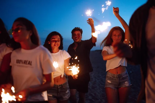 Grupo Amigos Por Noche Playa Con Bengalas Jóvenes Amigos Disfrutando — Foto de Stock