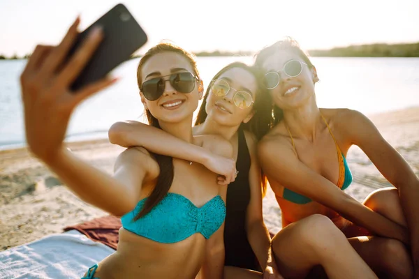 Drie Vrolijke Vriendinnen Zwempakken Die Een Selfie Maken Het Strand — Stockfoto