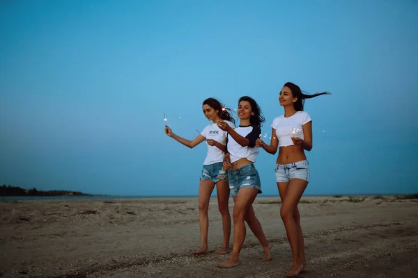 Three Beautiful Girls Celebrating Holding Sparklers Beach Night Young Teenagers — Stock Photo, Image