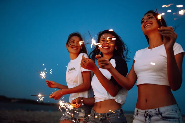 Tres Hermosas Chicas Celebrando Sosteniendo Bengalas Playa Por Noche Jóvenes — Foto de Stock