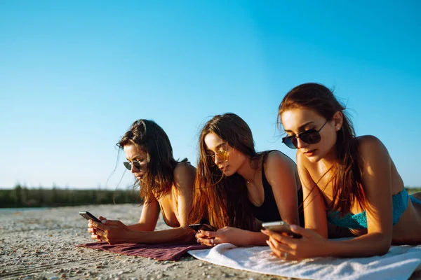 Drie Mooie Meisjes Die Een Gsm Gebruiken Het Strand Meisjes — Stockfoto