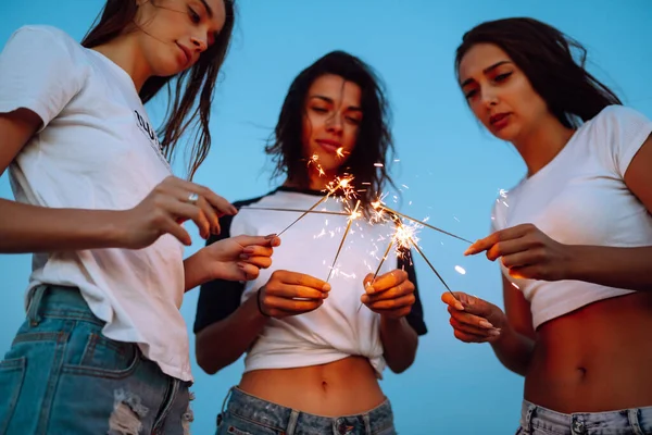 Los Bengalas Manos Chicas Jóvenes Playa Tres Chicas Disfrutando Fiesta — Foto de Stock