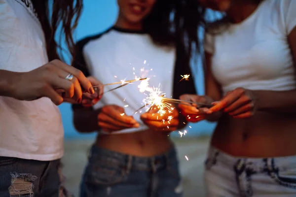 Los Bengalas Manos Chicas Jóvenes Playa Tres Chicas Disfrutando Fiesta — Foto de Stock