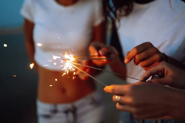 Los Bengalas Manos Chicas Jóvenes Playa Tres Chicas Disfrutando Fiesta — Foto de Stock