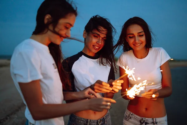 Sparklers Hands Young Girls Beach Three Girls Enjoying Party Beach — Stock Photo, Image