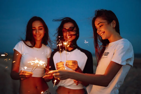 해변에 소녀들의 참새들 스파클 러스와 해변에서 파티를 즐기는 양식의 — 스톡 사진