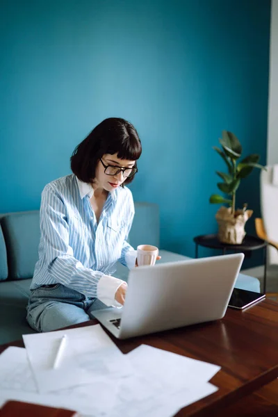 Mooie Vrouw Die Thuis Aan Een Laptop Werkt Aantrekkelijke Freelancer — Stockfoto