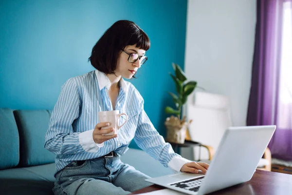 Mooie Vrouw Die Thuis Aan Een Laptop Werkt Aantrekkelijke Freelancer — Stockfoto