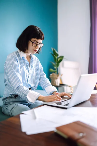 Mooie Vrouw Die Thuis Aan Een Laptop Werkt Aantrekkelijke Freelancer — Stockfoto
