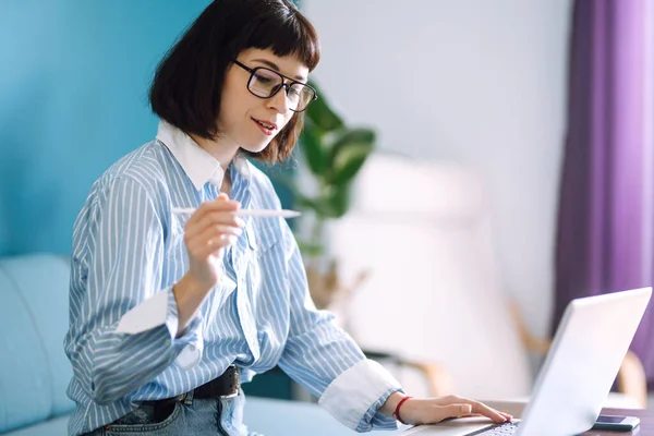 Mooie Vrouw Die Thuis Aan Een Laptop Werkt Aantrekkelijke Freelancer — Stockfoto