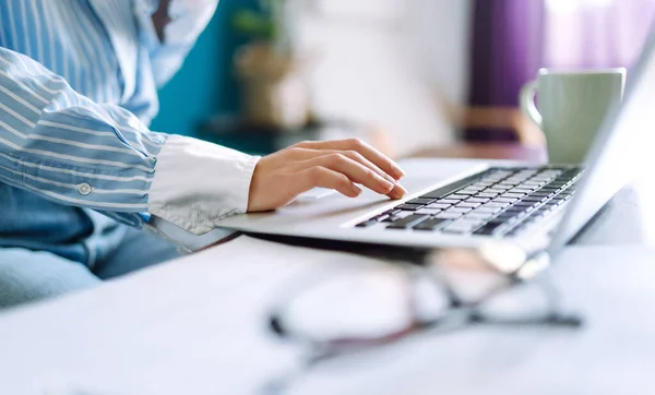 Photo Rapprochée Des Mains Féminines Sur Clavier Jeune Femme Travaillant — Photo