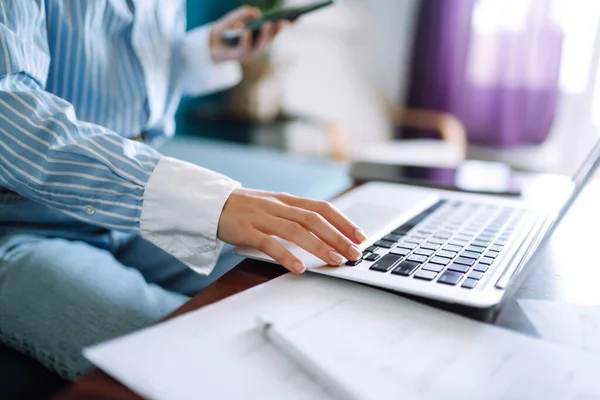 Photo Rapprochée Des Mains Féminines Sur Clavier Jeune Femme Travaillant — Photo