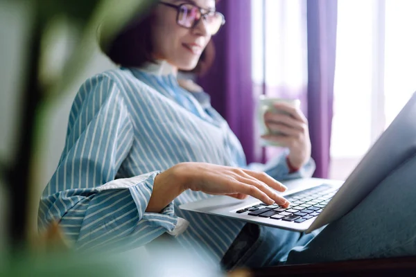 Close Foto Van Vrouwen Handen Het Toetsenbord Jonge Vrouw Werkt — Stockfoto