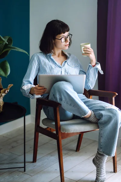 Jovem Mulher Trabalhando Com Laptop Sentado Moderna Sala Estar Casa — Fotografia de Stock