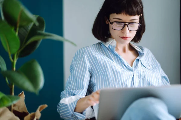 Jonge Vrouw Werkt Met Een Laptop Moderne Woonkamer Thuis Het — Stockfoto