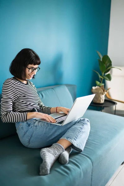 Jovem Usando Laptop Para Comunicação Vídeo Conversando Com Família Amigos — Fotografia de Stock