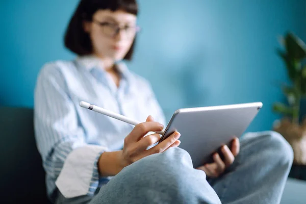 Digitális Tablettát Használ Üres Képernyővel Kanapén Otthon Lány Cseveg Barátaival — Stock Fotó