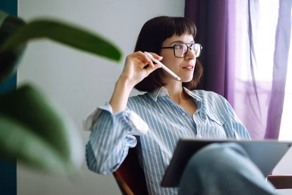 Vrouw Die Thuis Digitale Tablet Met Leeg Scherm Bank Gebruikt — Stockfoto