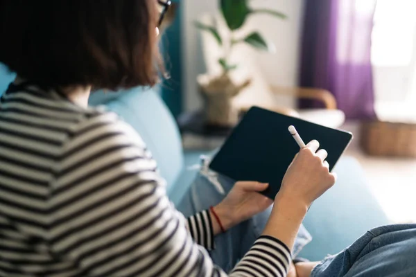 Digitális Tablettát Használ Üres Képernyővel Kanapén Otthon Lány Cseveg Barátaival — Stock Fotó