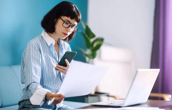 Jonge Vrouw Met Behulp Van Mobiele Telefoon Tijdens Het Werken — Stockfoto