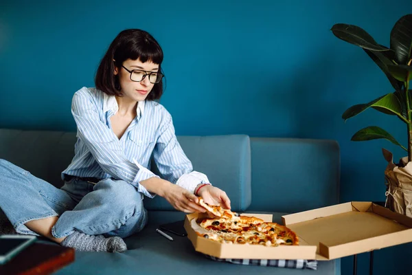 Menina Comendo Pedaço Pizza Caixa Sentado Sofá Casa Fast Food — Fotografia de Stock