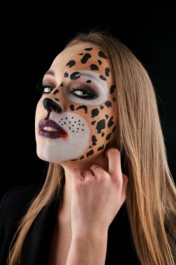 Kadın ve vahşi jaguar