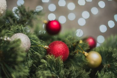 Noel partisi süslemeleri, çam ağacı ve bokeh.