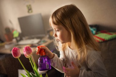 Güzel çiçekli küçük kız