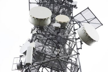 Çelik yapı, telekomünikasyon antenli metal kule.