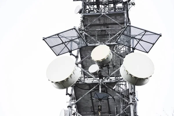 Ocelová Konstrukce Kovová Věž Telekomunikačními Anténami — Stock fotografie