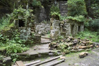 Eski kalıntılar, taş binalar. 