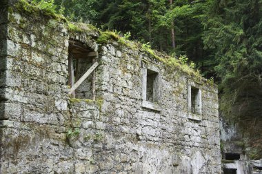 Eski kalıntılar, taş binalar. 